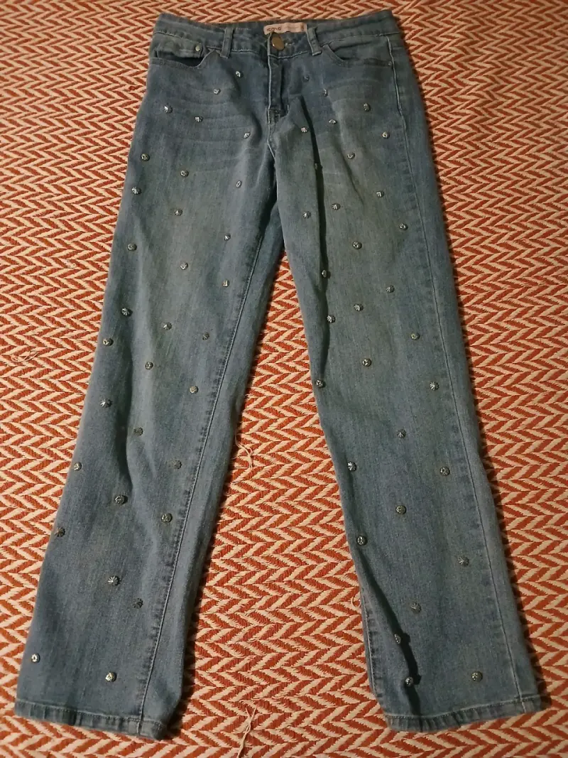 Jeans con detalles brillantes