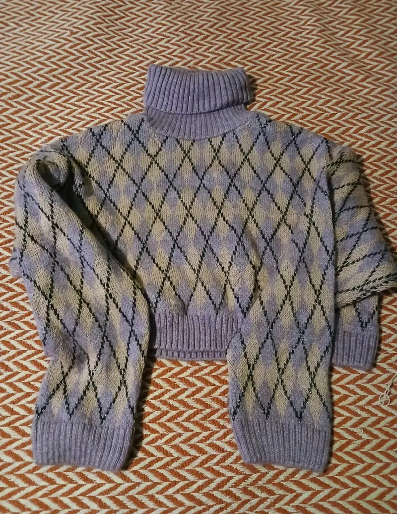 Suéter cuello alto rombos lila