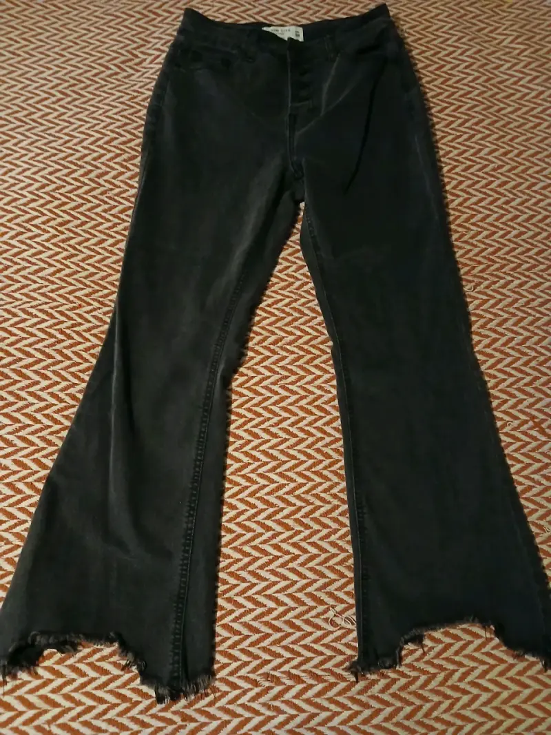 Pantalones negros acampanados