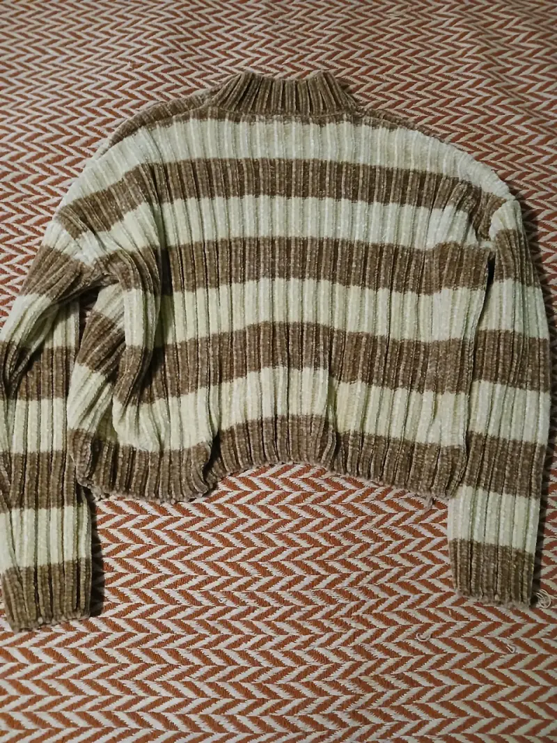 Suéter rayado beige y marrón