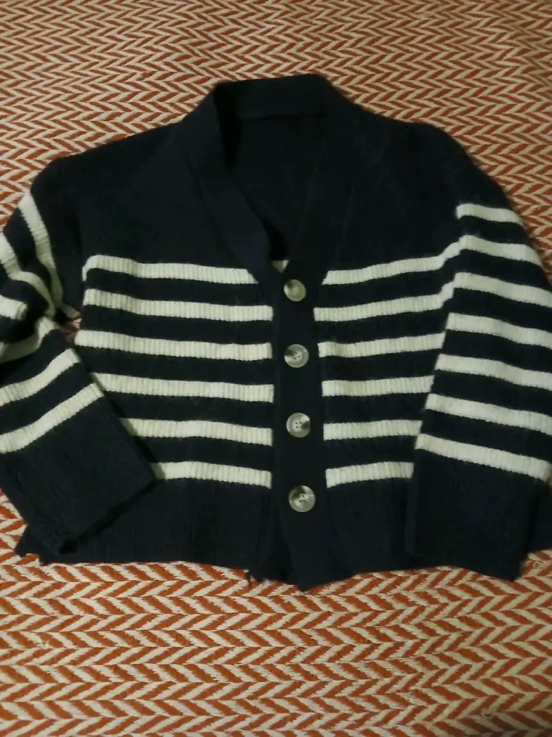 Cardigan azul con rayas blancas