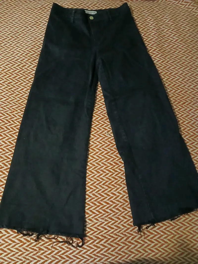 Pantalón negro con terminación deshilachada