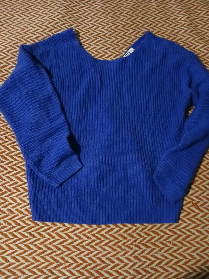 Suéter azul de punto