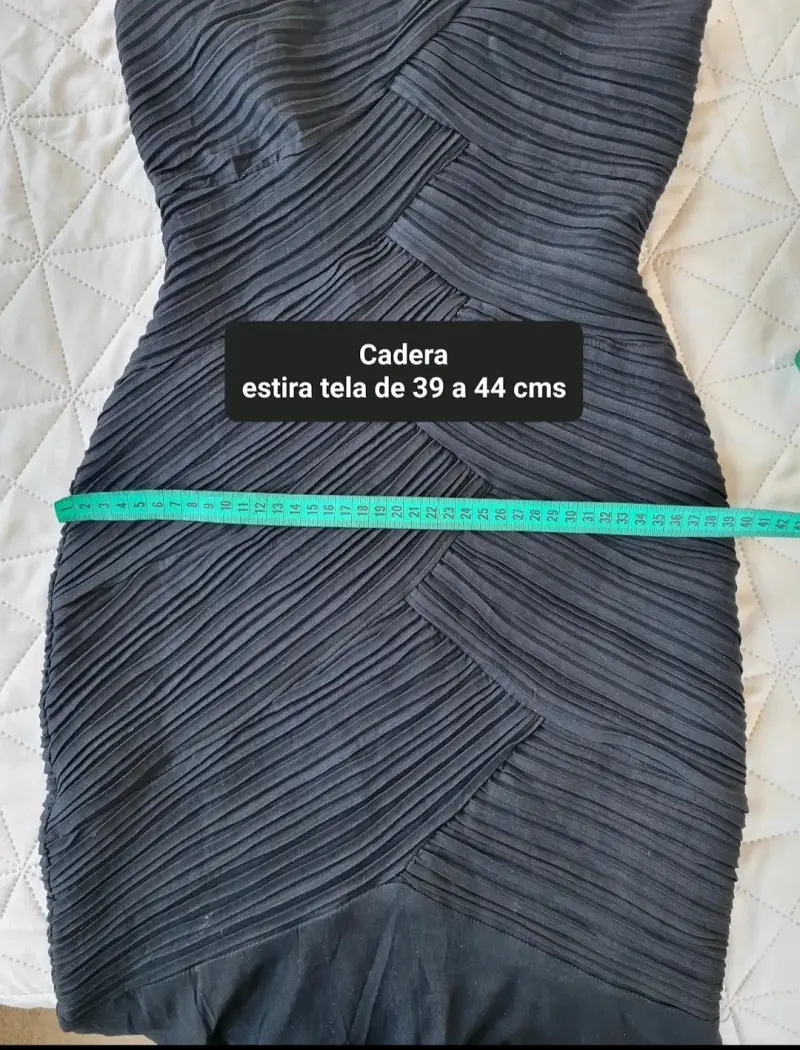 Vestido negro ajustado moderno - 1