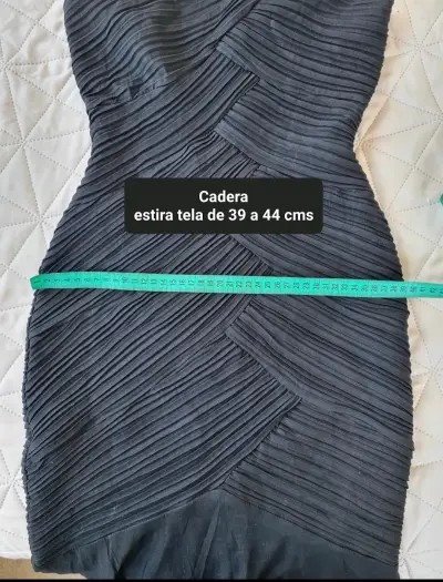 Vestido negro ajustado moderno - miniatura 1