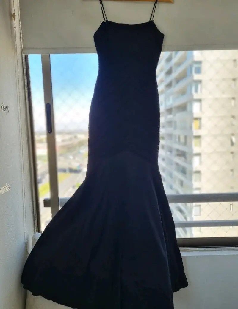 Vestido negro ajustado moderno - 2