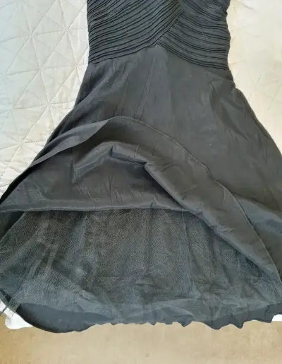 Vestido negro ajustado moderno - miniatura 3