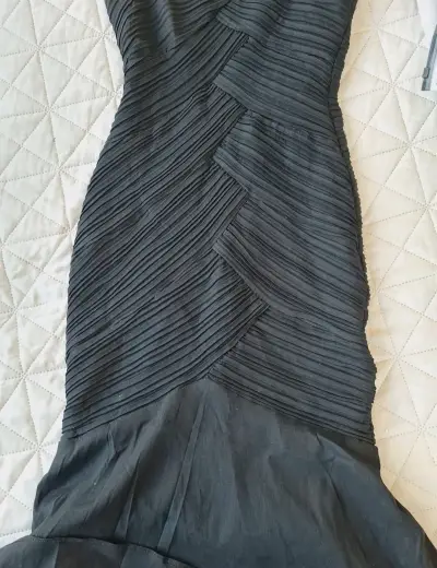 Vestido negro ajustado moderno - miniatura 4