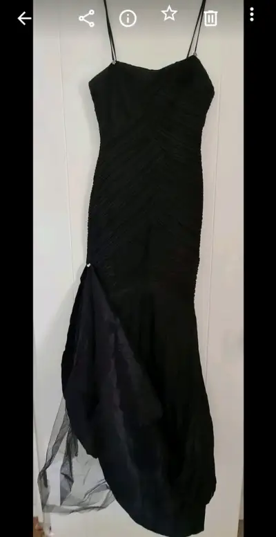 Vestido negro ajustado moderno - miniatura 5