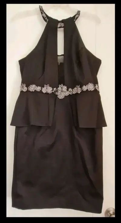 Vestido negro elegante con detalles bordados - miniatura 1