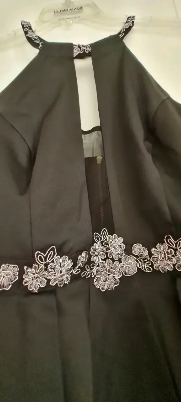 Vestido negro elegante con detalles bordados - 3