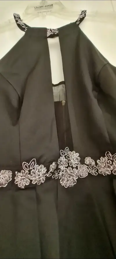 Vestido negro elegante con detalles bordados - miniatura 3