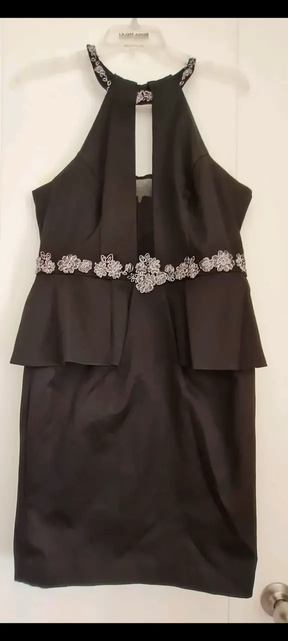 Vestido negro elegante con detalles bordados - 4