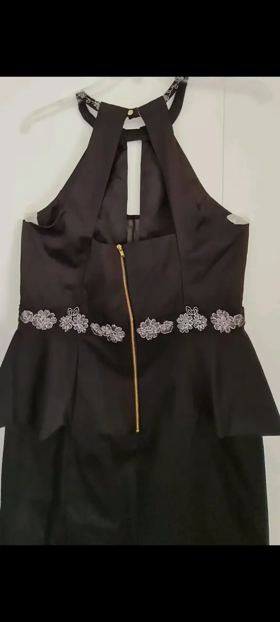 Vestido negro elegante con detalles bordados - 5