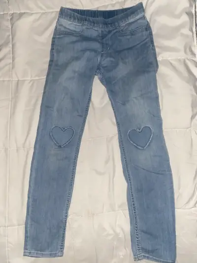 Jeans azules con rodilleras corazón - miniatura 1