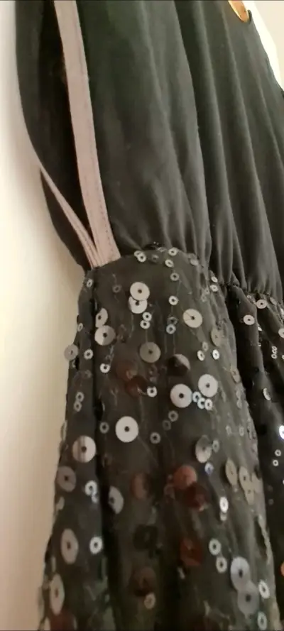 Vestido negro con lentejuelas - miniatura 2