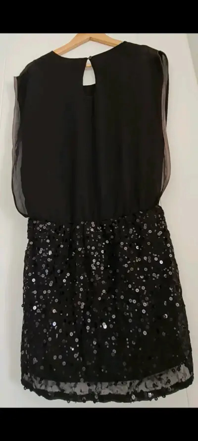 Vestido negro con lentejuelas - miniatura 3