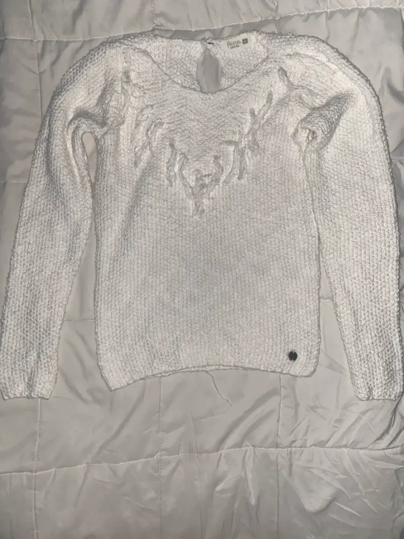 Sweater blanco con diseño bordado - 1