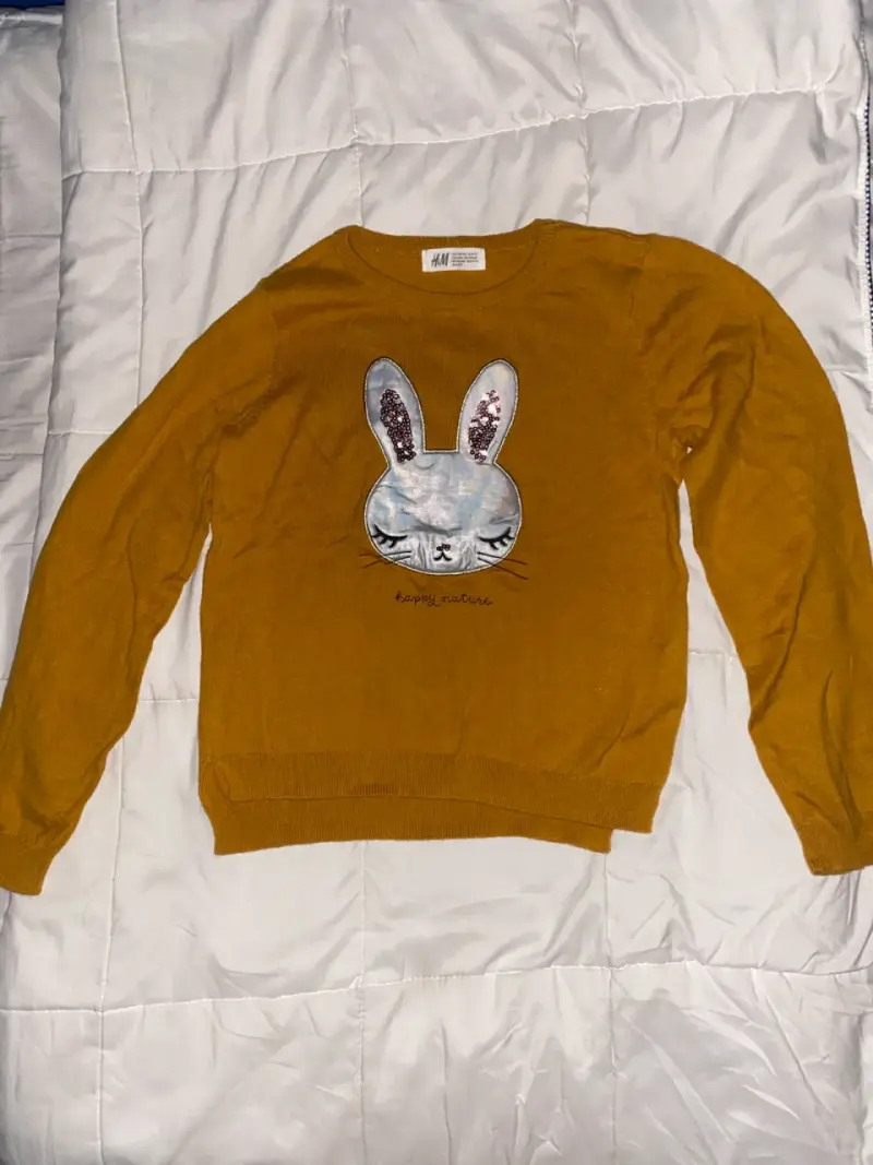 Suéter mostaza con diseño de conejo - 1