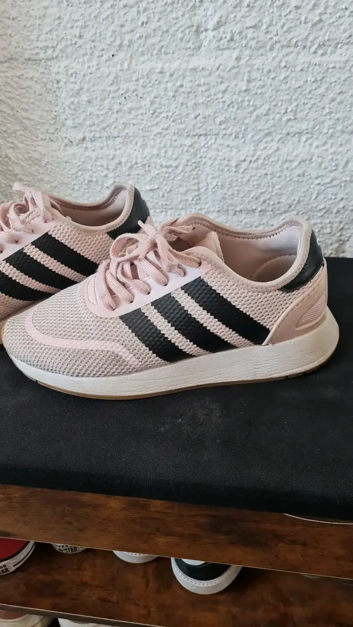 Zapatillas deportivas rosas con negro - 1