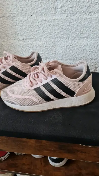 Zapatillas deportivas rosas con negro - miniatura 1