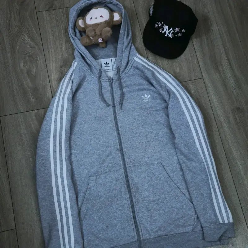 Polerón gris con capucha Adidas - 2