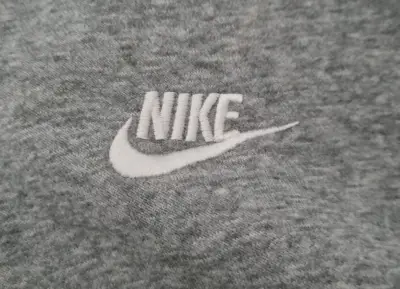 Polerón gris con capucha Nike - miniatura 4