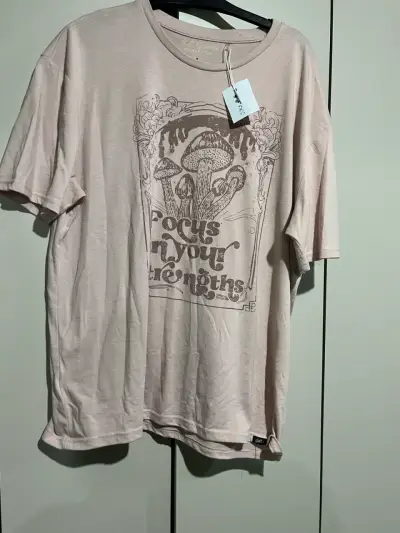 Polera beige con estampado - miniatura 1