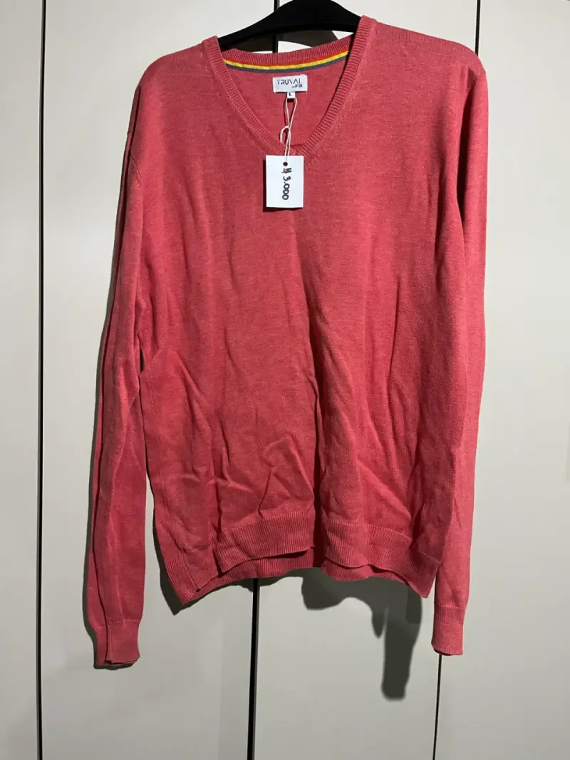 Sweater rojo con cuello en V