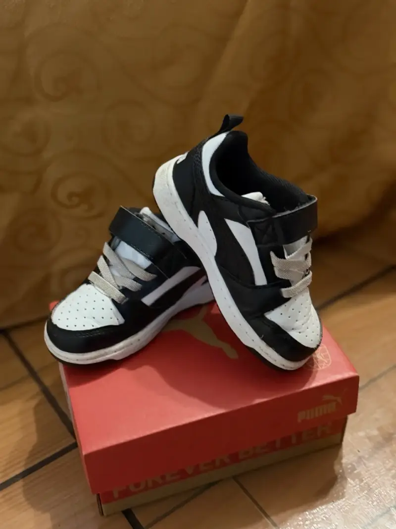 Zapatillas infantiles negras y blancas - 1