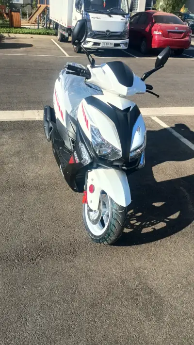 Scooter eléctrico blanco y negro - miniatura 1