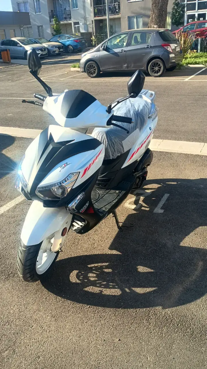 Scooter eléctrico blanco y negro - 2