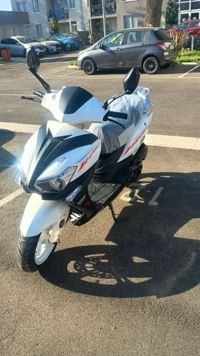 Scooter eléctrico blanco y negro - miniatura 2