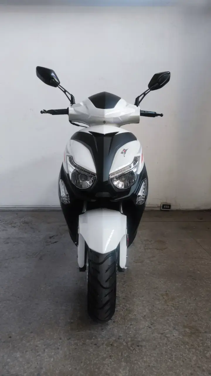 Scooter eléctrico blanco y negro - 3