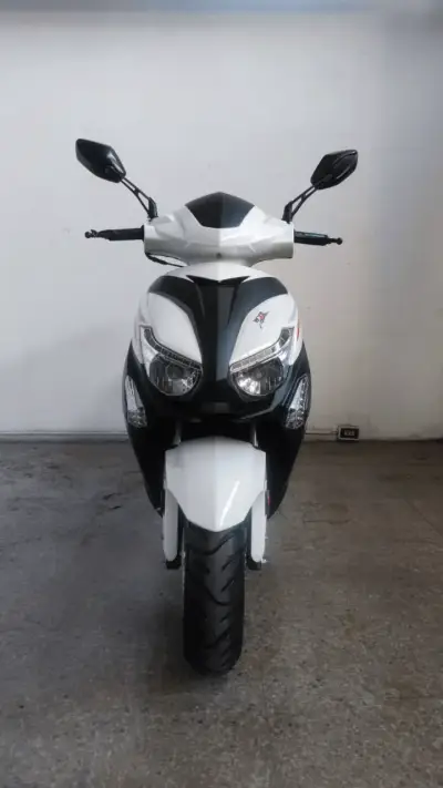 Scooter eléctrico blanco y negro - miniatura 3