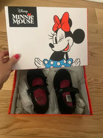 Zapatos negros para niñas. - miniatura 2
