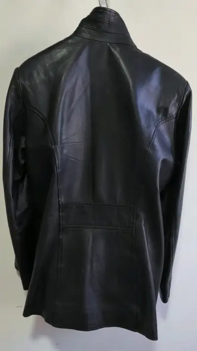 Chaqueta de cuero negra Usada - miniatura 3
