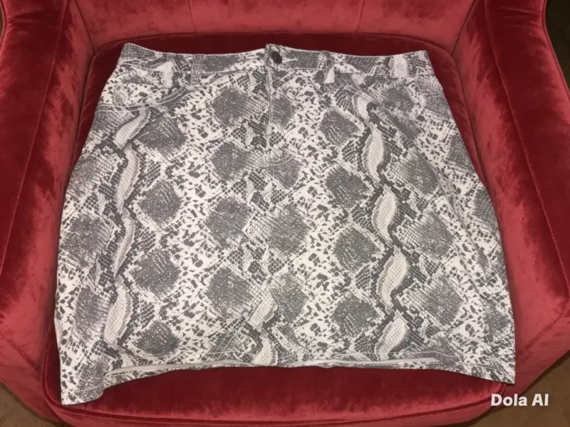 Falda corta estampado pitón gris talla m