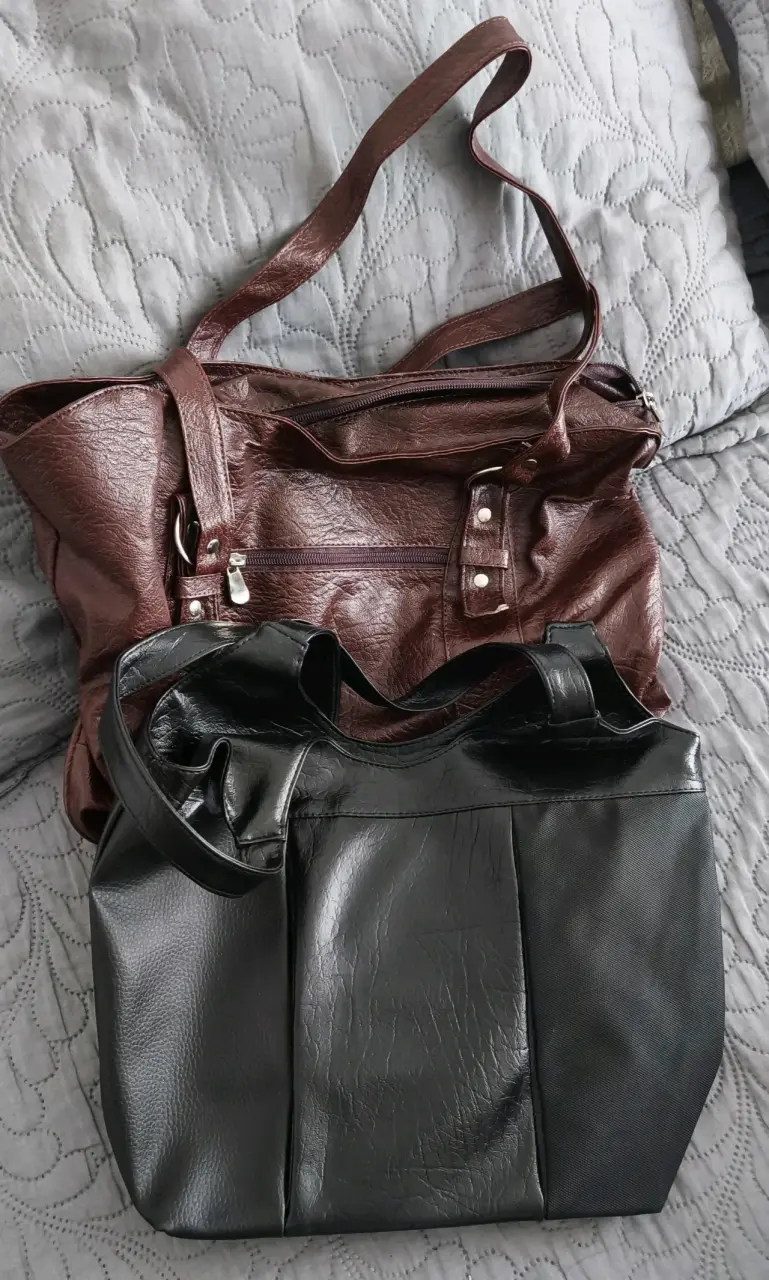 Carteras café y negra Usadas