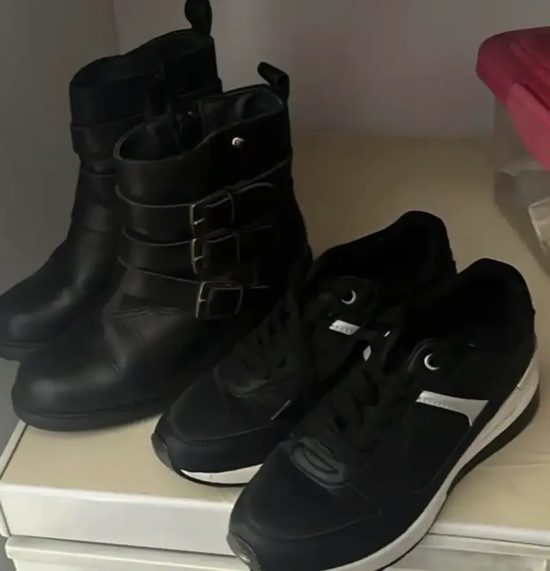 Botines y zapatillas negras