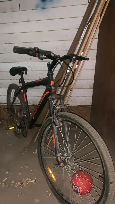 Bicicleta montaña negra y naranja - miniatura 1