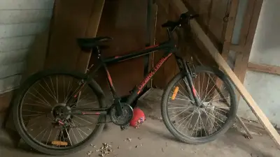 Bicicleta montaña negra y naranja - miniatura 2