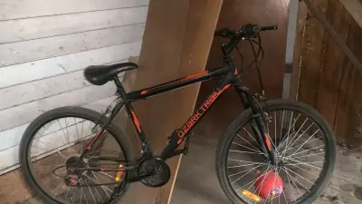 Bicicleta montaña negra y naranja - miniatura 3