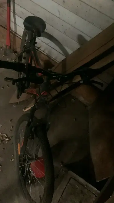 Bicicleta montaña negra y naranja - miniatura 4