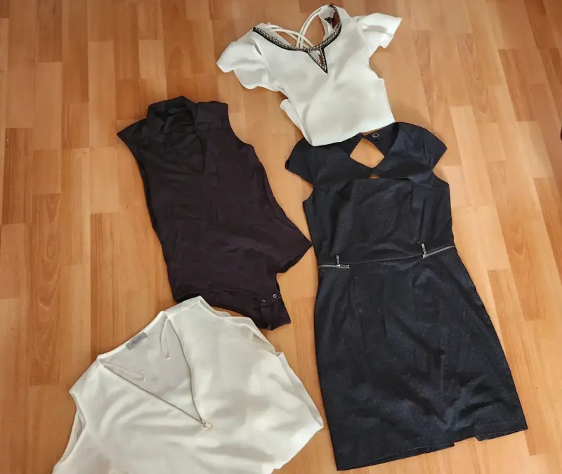Vestido negro con detalles metálicos