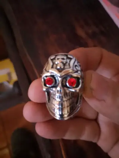 Anillo calavera con ojos rojos - miniatura 1