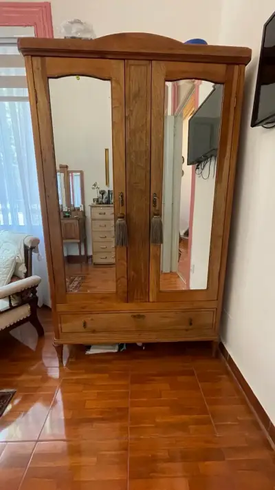 Antiguo ropero de madera con espejo - miniatura 1