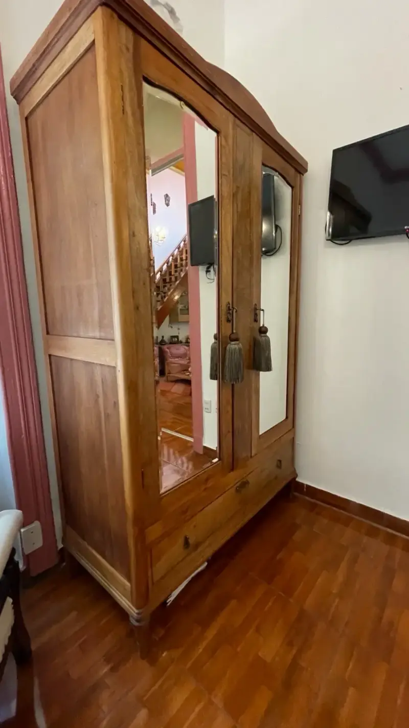 Antiguo ropero de madera con espejo - 2