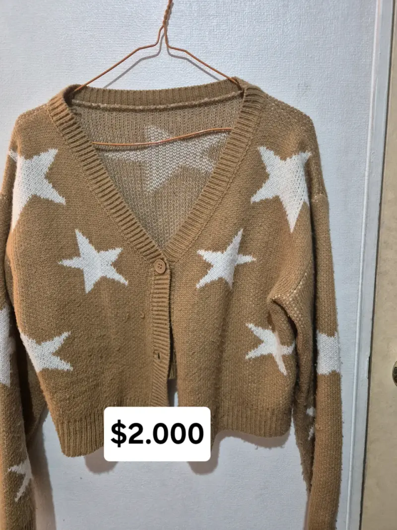 Cardigan café con estrellas blancas