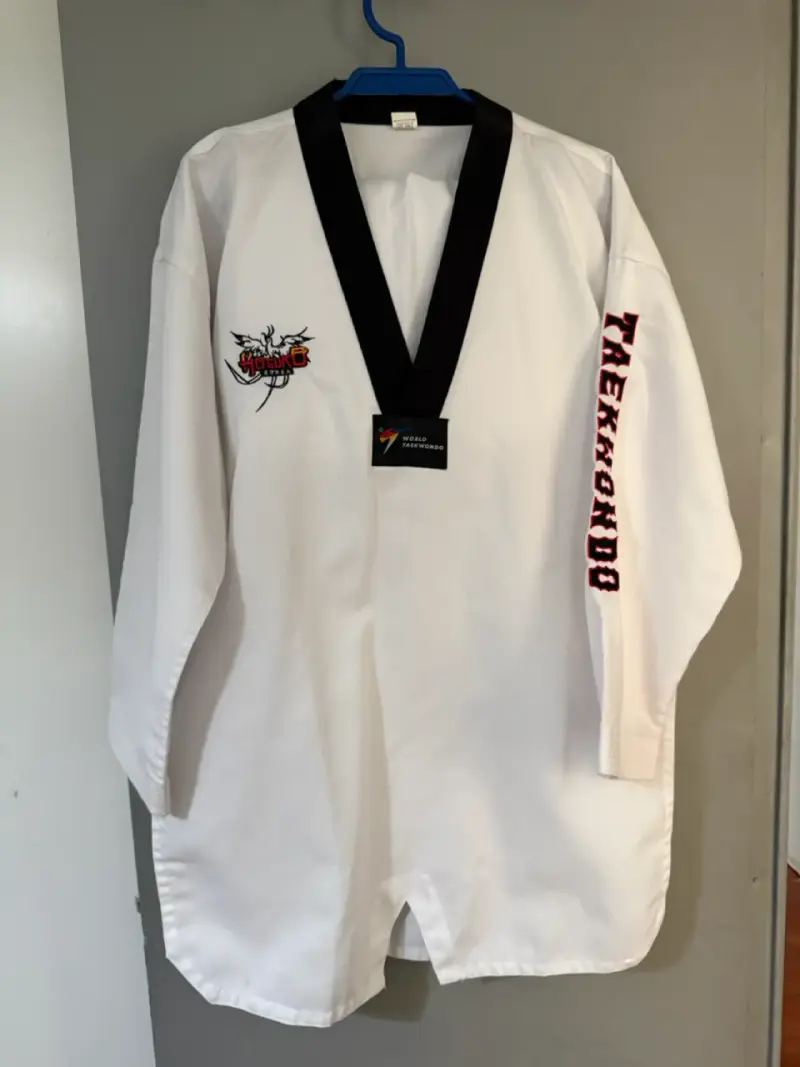 Dobok de Taekwondo con bordados